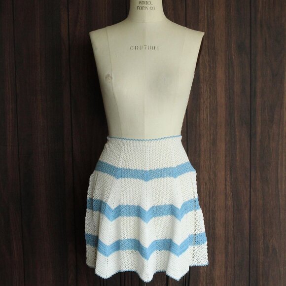 Vintage 1950s 1960s Half Apron, Crocheted in White and Blue,  Retro Kitchen - Picture 2 of 10